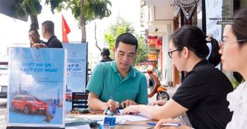 Khách hàng hào hứng tại sự kiện "Ra mắt VF6 và Trải nghiệm lái thử xe VinFast tại Thái Bình"