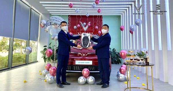 Khách hàng đầu tiên sở hữu ô tô điện thông minh VinFast VF e34 nói gì?